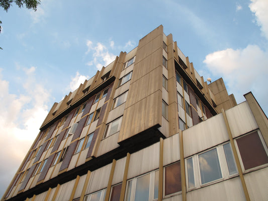 Urologická klinika na Karlově – členěné nároží brutalistické budovy. Foto: Juandev / Wikimedia Commons, CC BY 3.0.